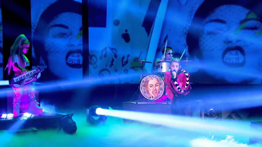 Miley Cyrus - We Can't Stop (Live on Alan Carr ChattyMan 13/9/13)