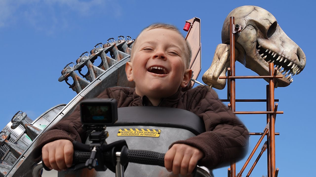 Karl Oskar på 5 år tester de 3 nye forlystelser i Dinosaurland