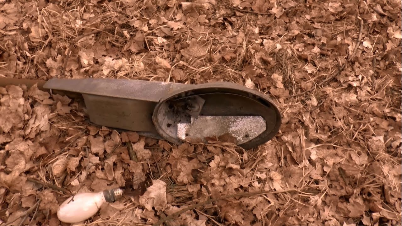 Zdewastowana oprawa uliczna OURW250