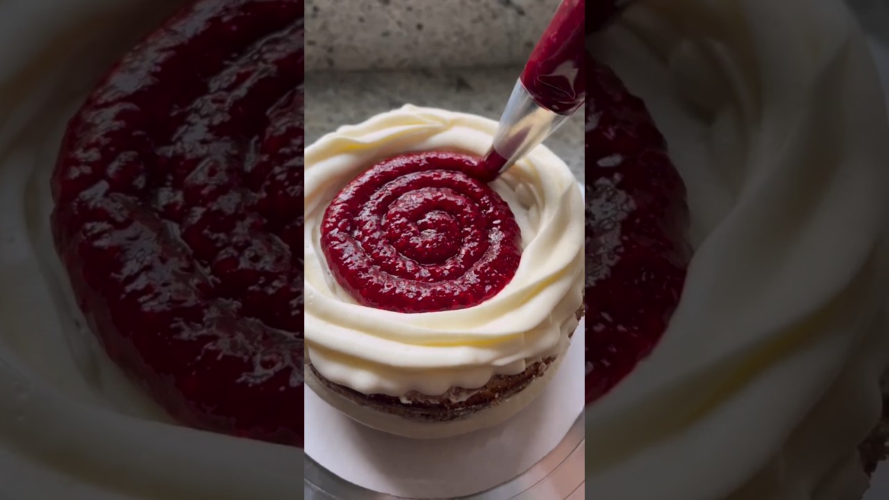 Lemon raspberry cake with fresh raspberry filling and tangy lemon cream cheese buttercream 🍋