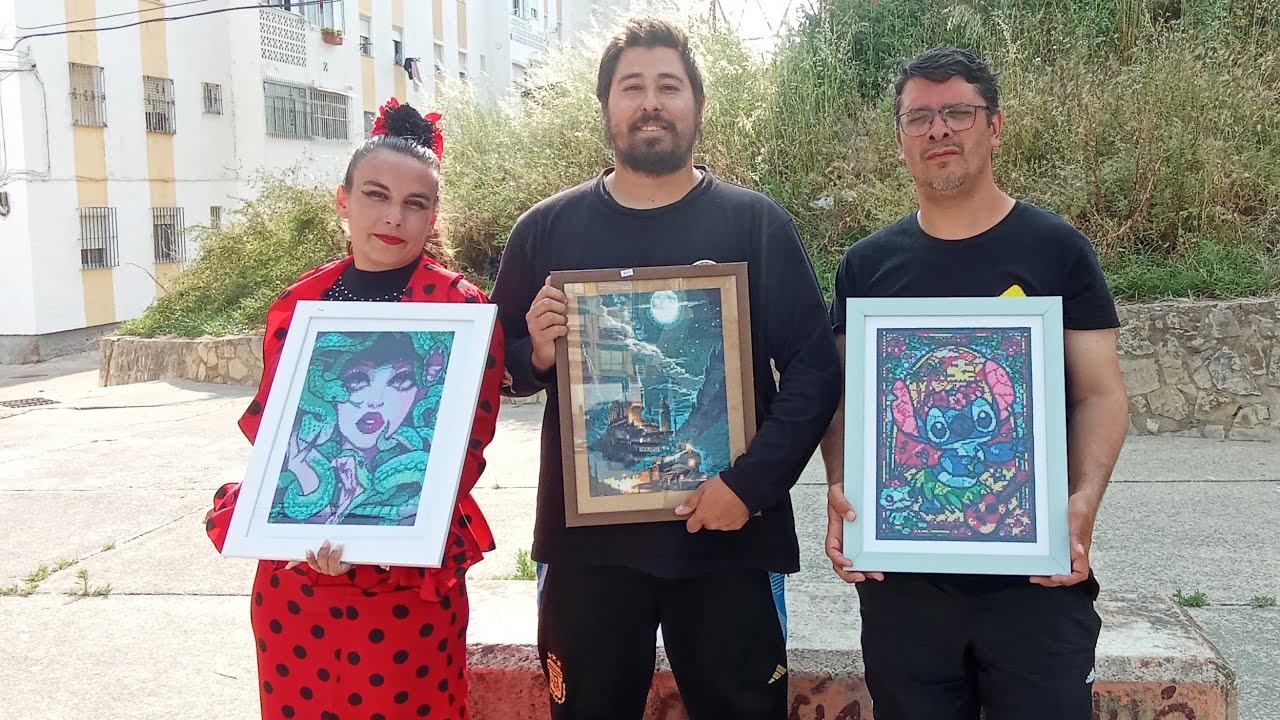 LA ARTESANA CARMEN LOPEZ DORADO NOS MUESTRA SUS CUADROS