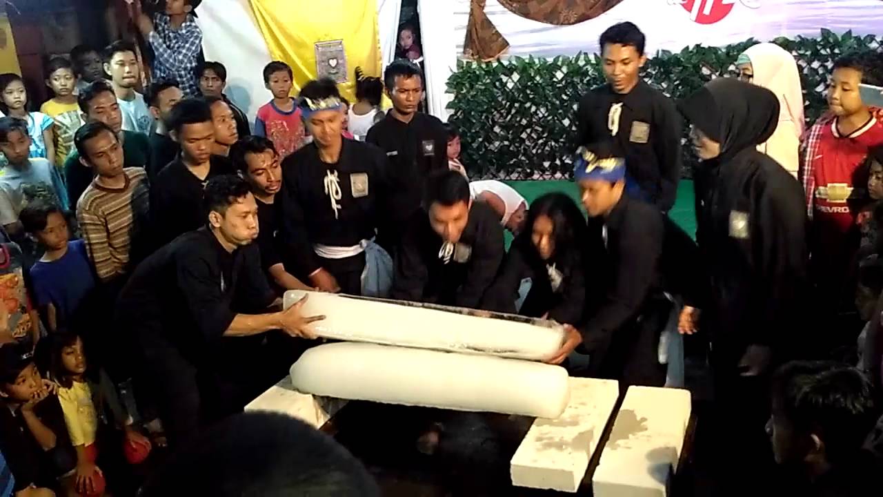 PSHT Ranting Sawahan Surabaya atraksi pecah Es batu