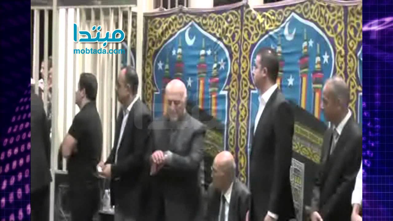رامز جلال يبكى فى عزاء والده