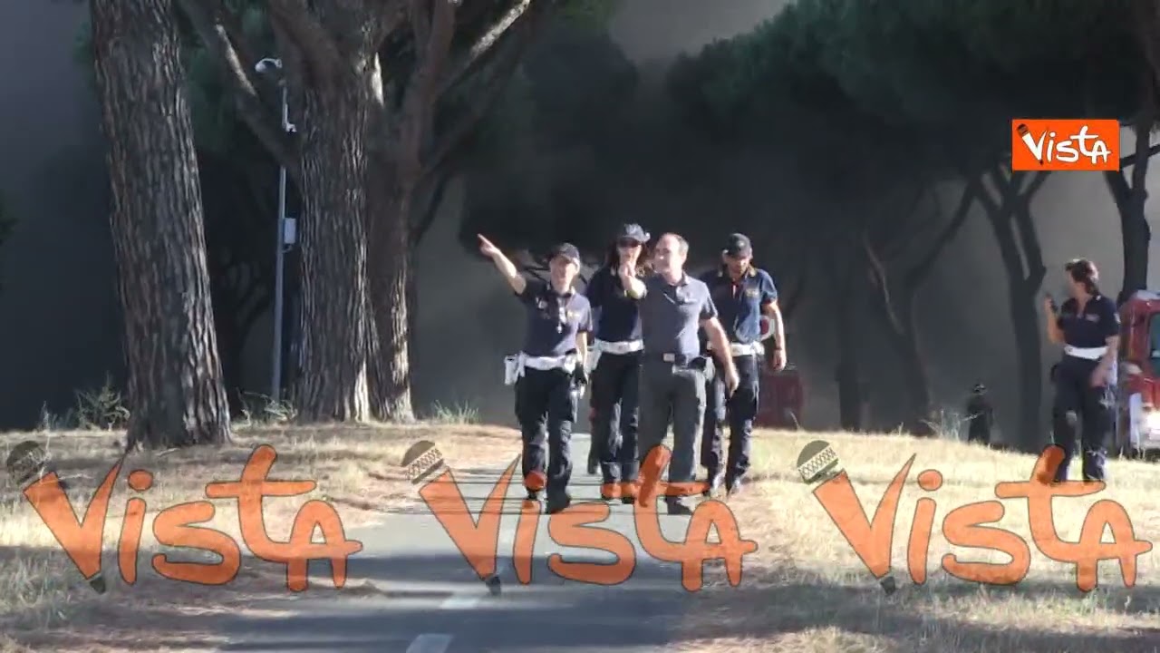 Incendio al Parco di Centocelle a Roma, le fiamme e l’enorme colonna di fumo invadono la Togliatti