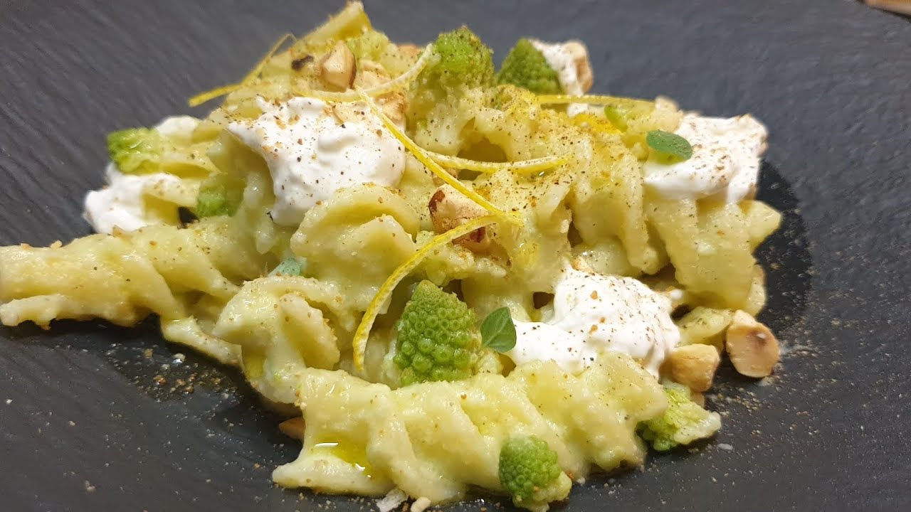 Fusilloni, broccolo romanesco,  burrata e granella di nocciole.