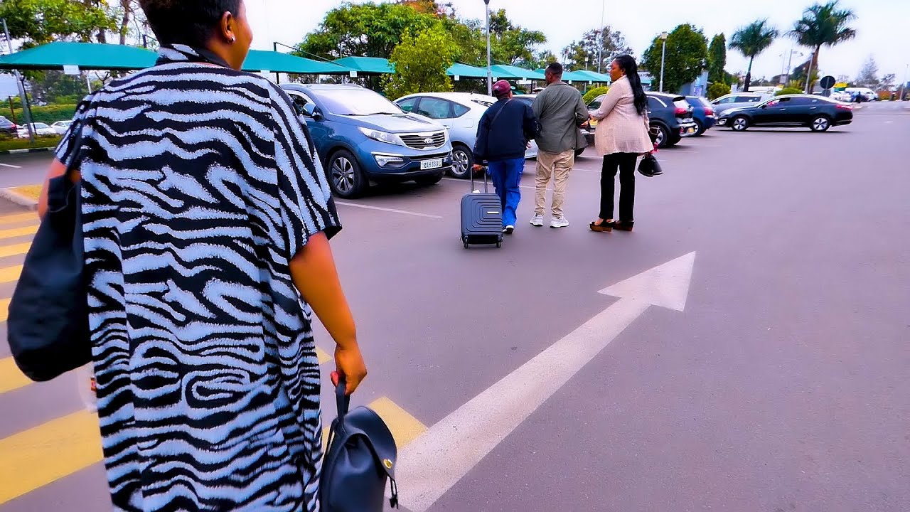🚨Agashya #Kanombeairport ABAKOBWA barwaniye UMUSORE bari baje kwakira ivumbi riratumuka