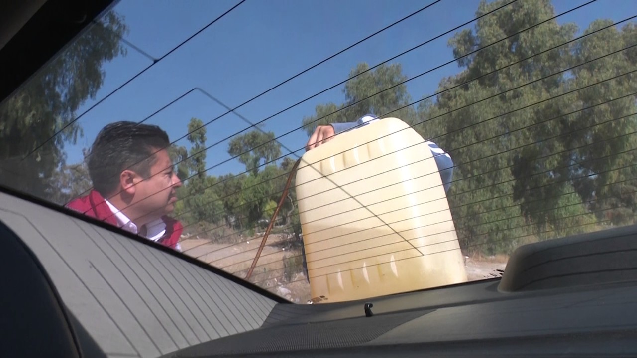 Venta de gasolina por huachicoleros