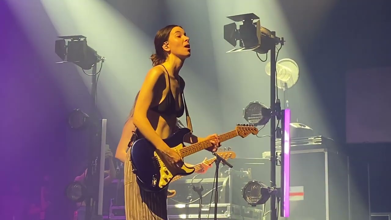 HAIM - Don’t Wanna - One More HAIM Tour - O2 Victoria Warehouse, Manchester U.K. - 17 July 2022