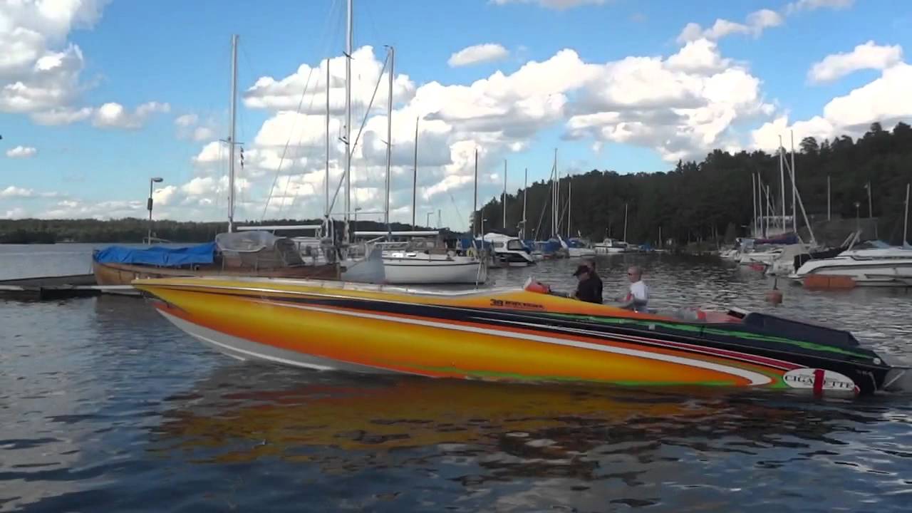 Leif-Ivan har just sjösatt sin Cigarette Top Gun 39 Unlimited 2x1075