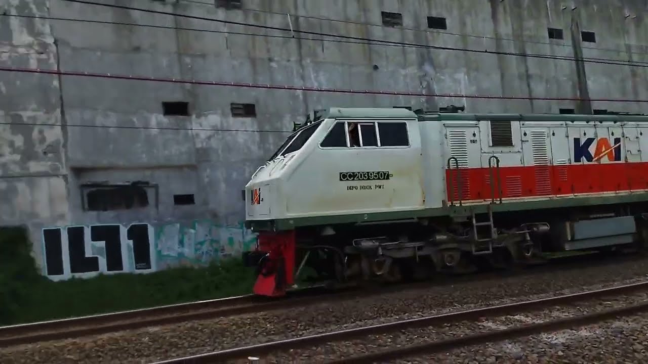 RAMAINYA KERETA API DI PERLINTASAN SIGNAL MASUK STASIUN BEKASI TIMUR || Momen Spesial Coklat & Merah