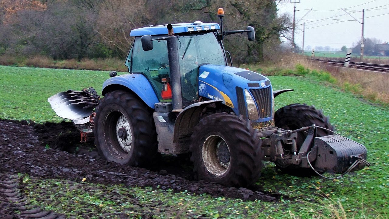 W zimowej orce: New Holland T8040 i 5 skib od Kverneland (oryginalny dźwięk)
