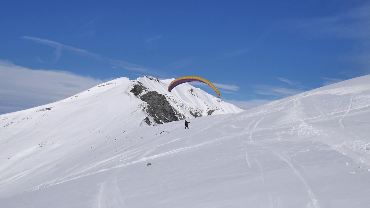 Cloud-7 Gleitschirmschüler kiten mit Skis und Gleitschirm