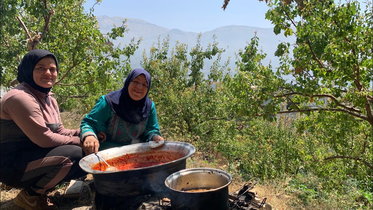 حياة الريف في لبنان ❤️طريقة دبس الفليفلة على نار  الحطب مع أكلة جدي وجدكم!!!!(مفركة الكوسا)😅