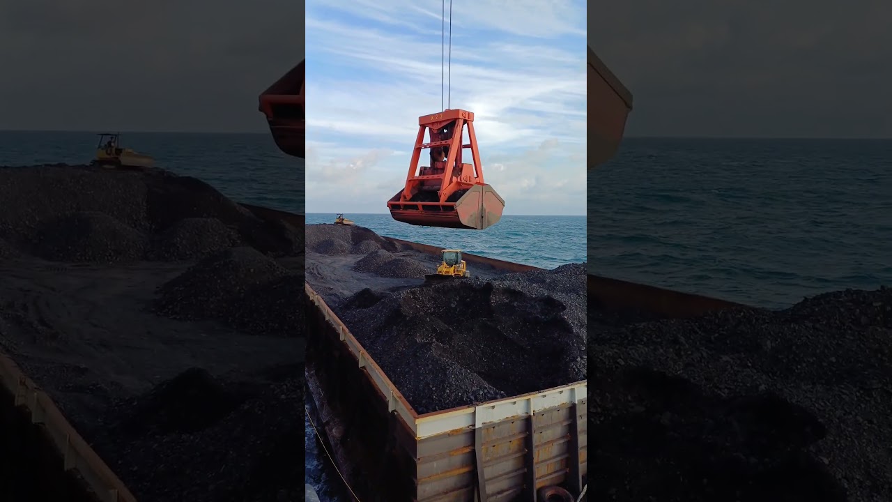 Giant Ship Crane Unloading Coal | Heavy Equipment 😱 
