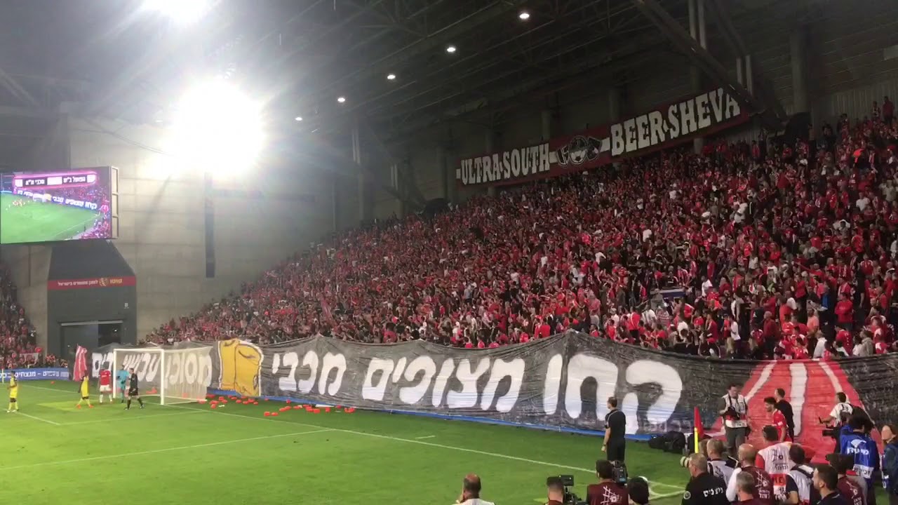 תפאורת UltraSouth: ״קחו מצופים מכבי - מסוכן עכשיו בים ״ (צילום A.T)