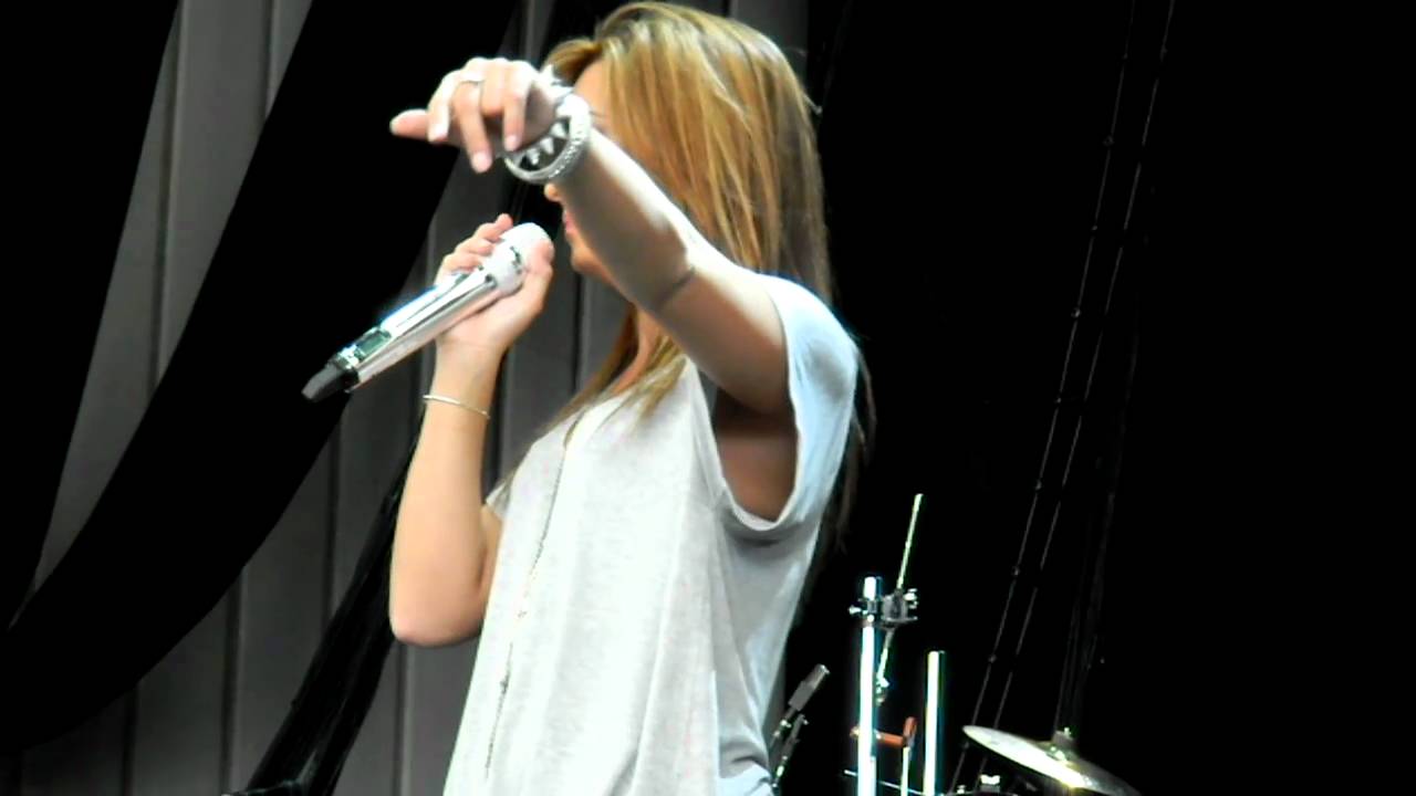 Demi Lovato Soundcheck Answering Questions 9/11/10