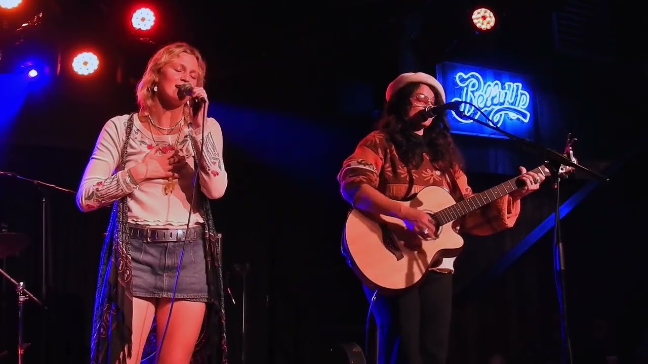 Живая музыка: Брайс и Бибс исполняют песню «Grateful» вживую в Belly Up Tavern.
