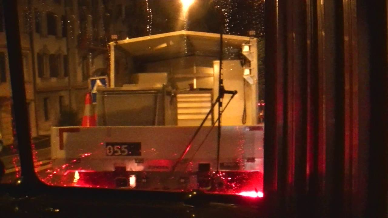 Remorquage de la Batteuse de 1964 avec le camion 055 (TL Lausanne)