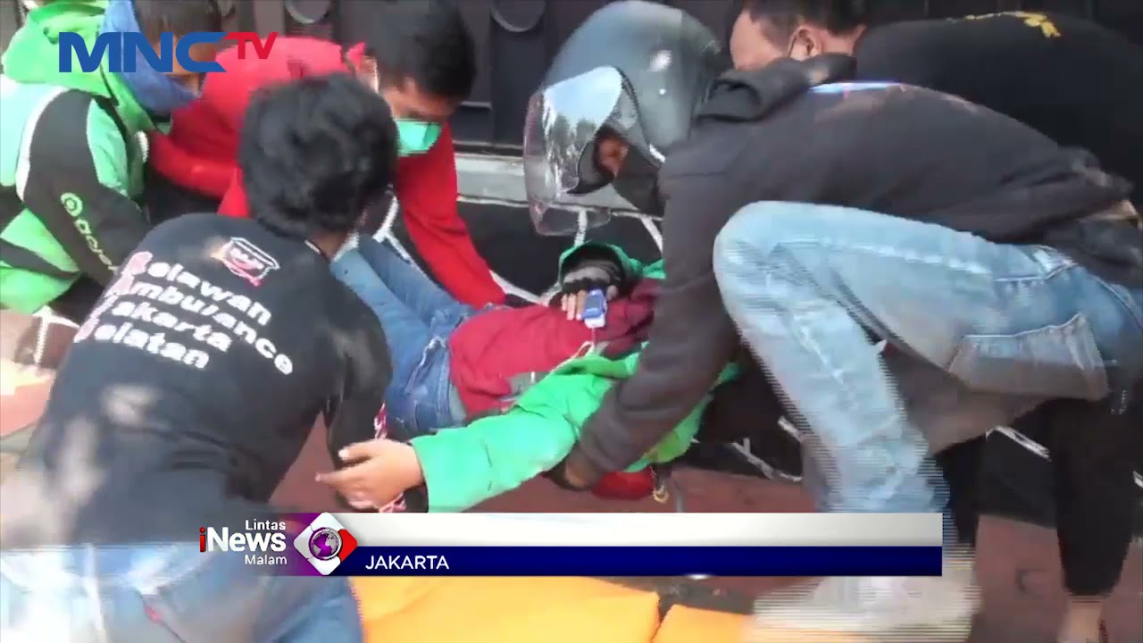 Ojol Wanita Terjatuh, Usai Tabrak Mobil yang Terparkir di Sawah Besar, Jakarta Pusat #LIM 22/09
