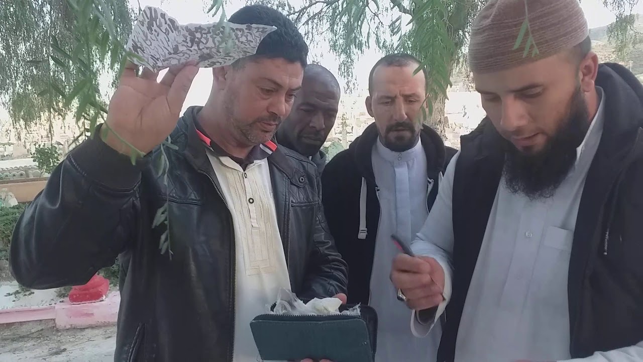 مع أسف اليوم بعد صلاة العصر في مقبرة سيق لم نلتحق بالساحرة لكي نسلمها للأمن هربت وسقطت منها محفظة