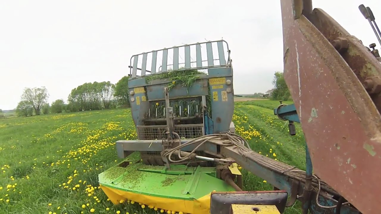 Koszenie trawy dla kr&oacute;w przyczepą zamet T635