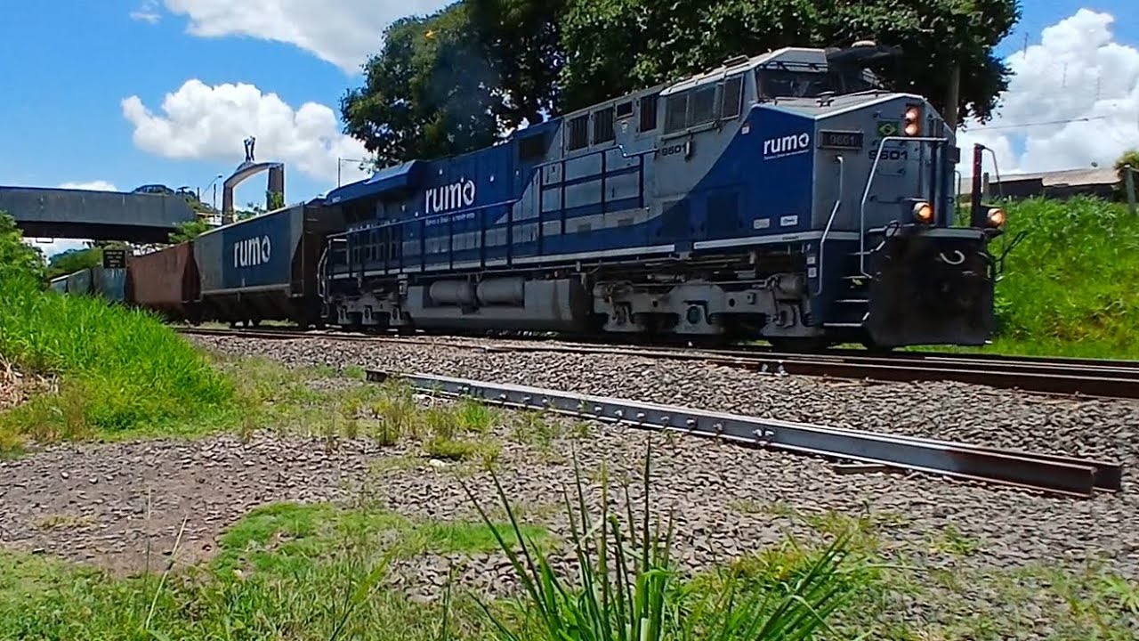Trem graneleiro carregado tricotrol partindo de ZSf  apos o cruzamento liderado pela ES44ACI 9601 