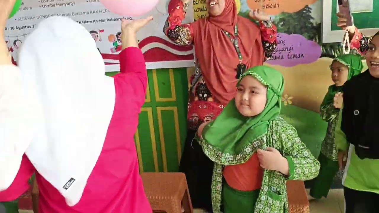 Lomba Memasang kancing Kolaborasi Orangtua dan anak Agustus 2025 tim 2