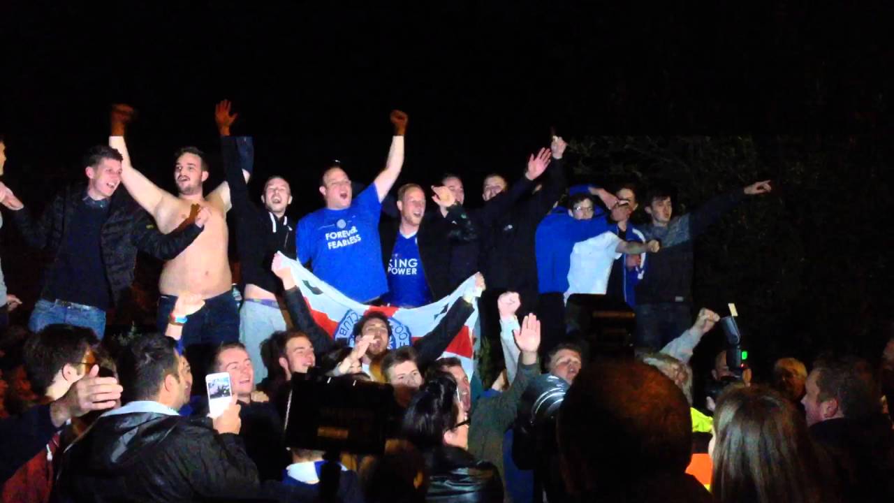 Leicester champions outside Vardy's house !