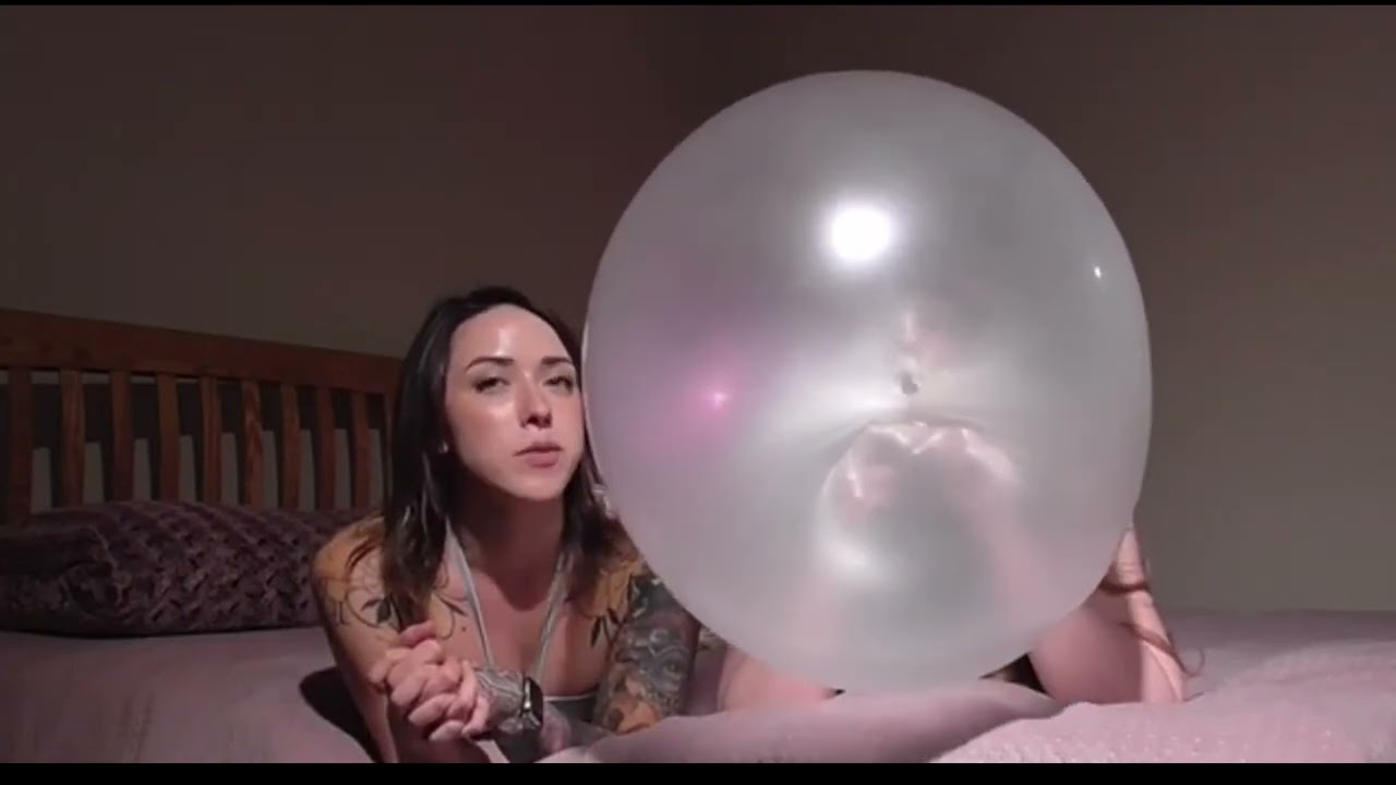 Pt 2 tiffany helms and carolyn bubble gum bubbles 🫧🫧#short #bubble #gum #blowing #bubble #viralvideo