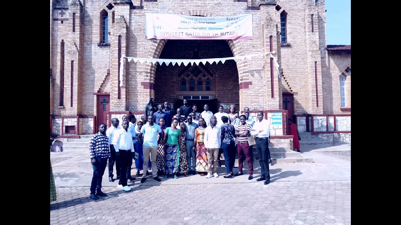Misa Yaririmbwe n' Abarimu bakosora Isomo Ry'ubugenge(College de GISENYI)baChorale La voix des Anges