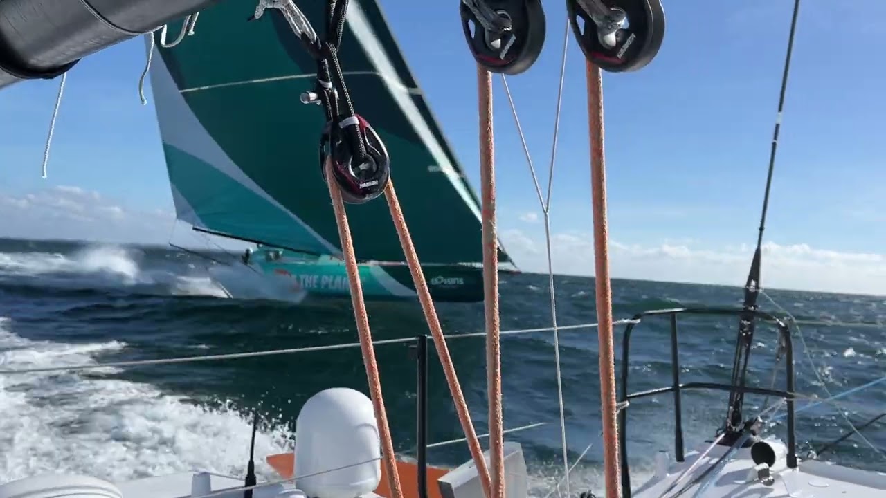 Deux IMOCA bord à bord, lancés à pleine vitesse 🚀🚀