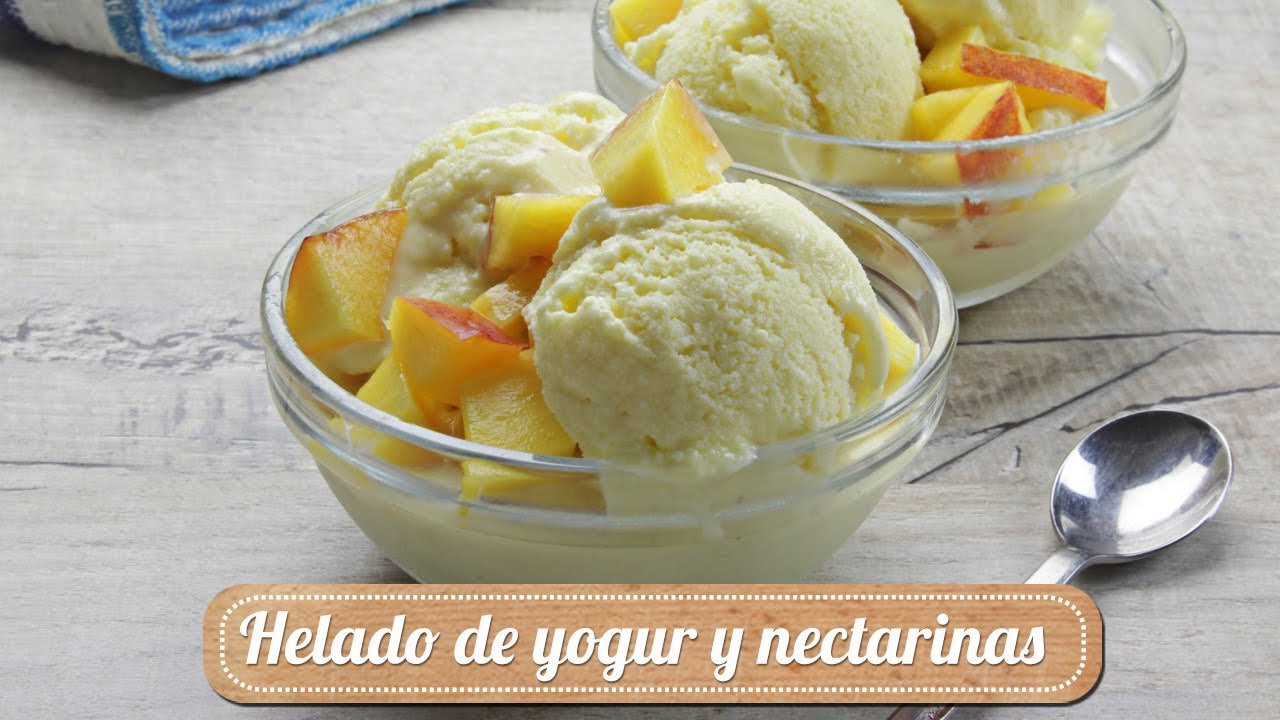 Helado de yogur y nectarinas