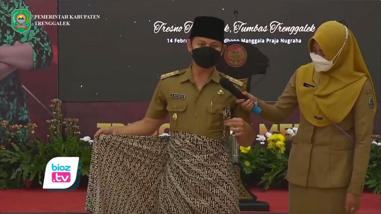 Cara Cepat Memakai Jarik Bawahan Surjan Ala Bupati Trenggalek Mas Ipin, Javanese Outfits - bioztv.id