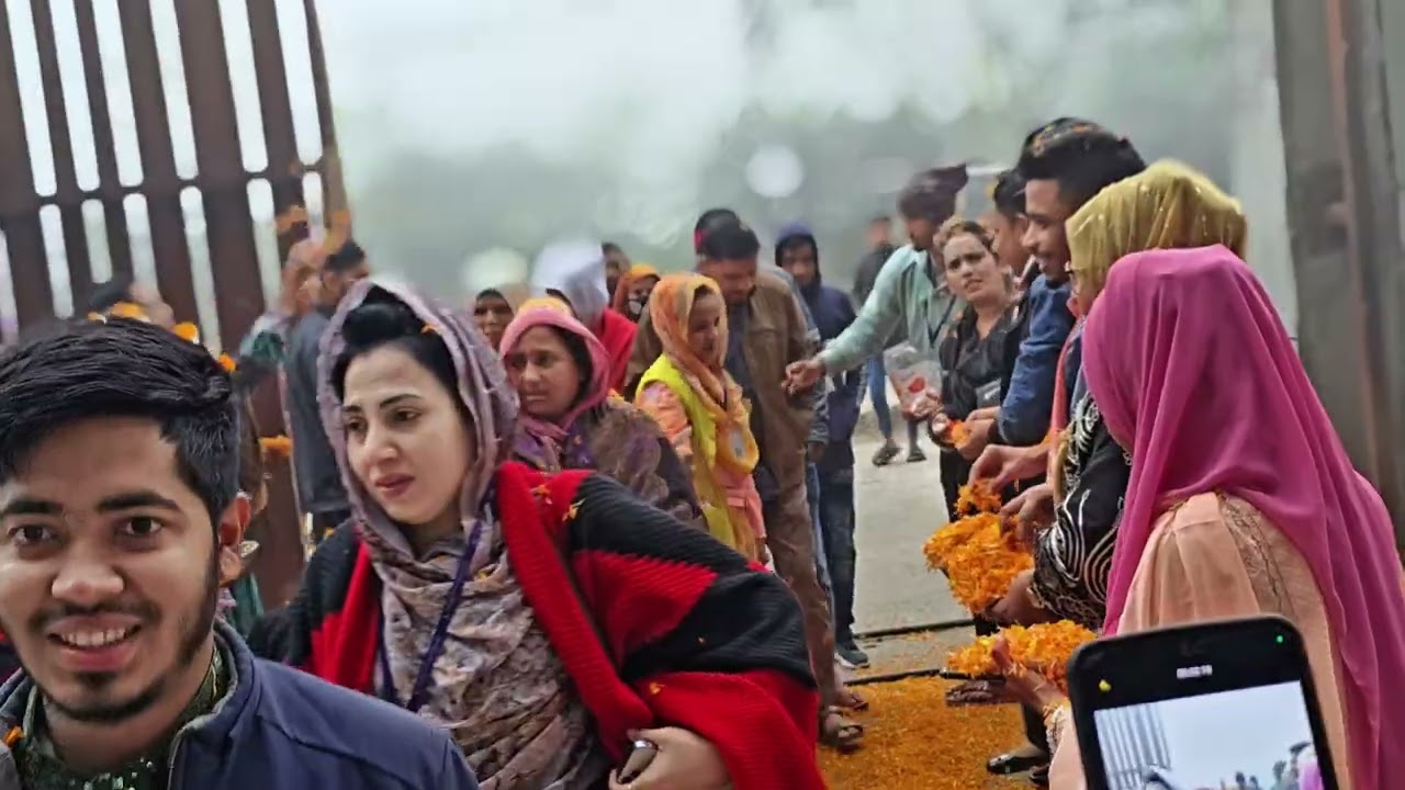 নতুন বছরের উপলক্ষে গার্মেন্টসের শ্রমিকদের কে দেখেন কিভাবে বরণ করে নিচ্ছে #foryou #video #vairalvi