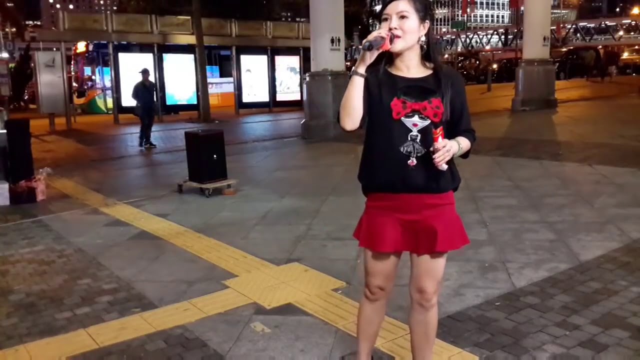 街头艺人小红献唱《红尘情歌 》
