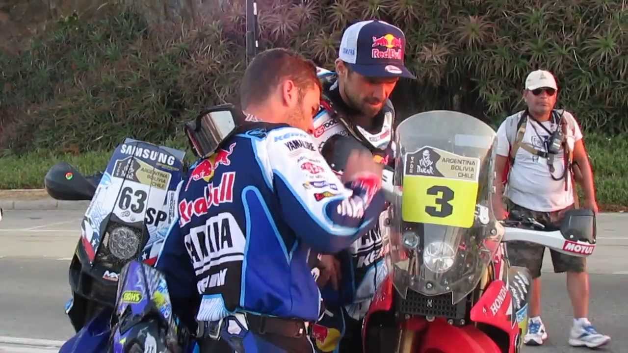 Despres y Metge analizando la moto de Joan Barreda Bort