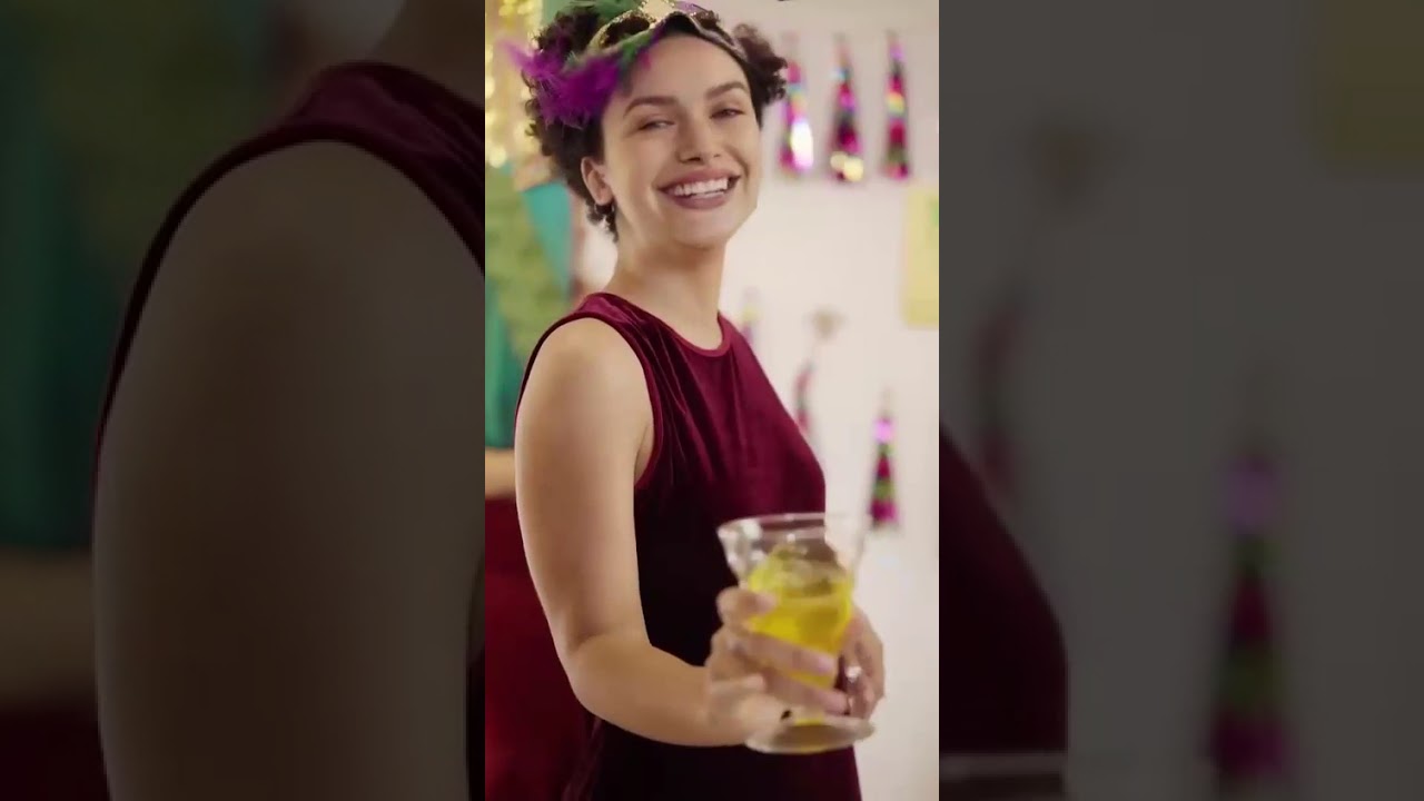 Alina artista virtuala creatie AI, show de divertisment online