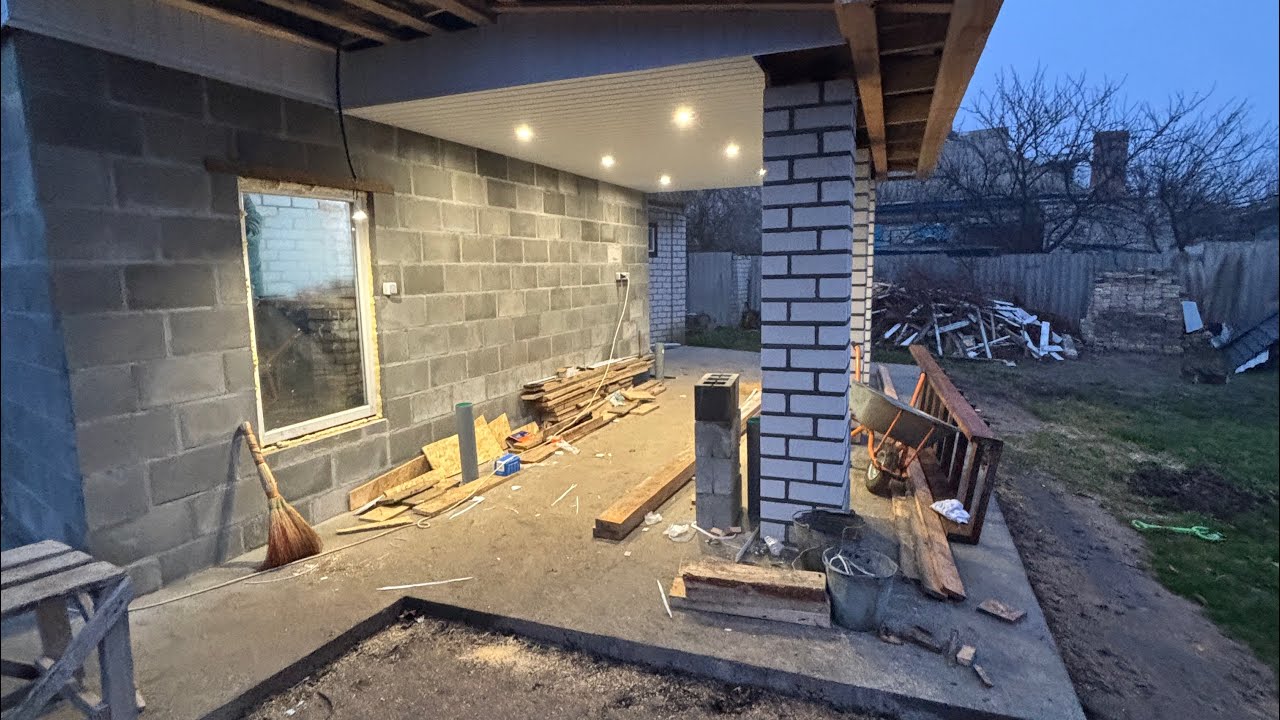 Світло у підвалі. Обшивка пластиком бесідки. Другий вихід з бункера.