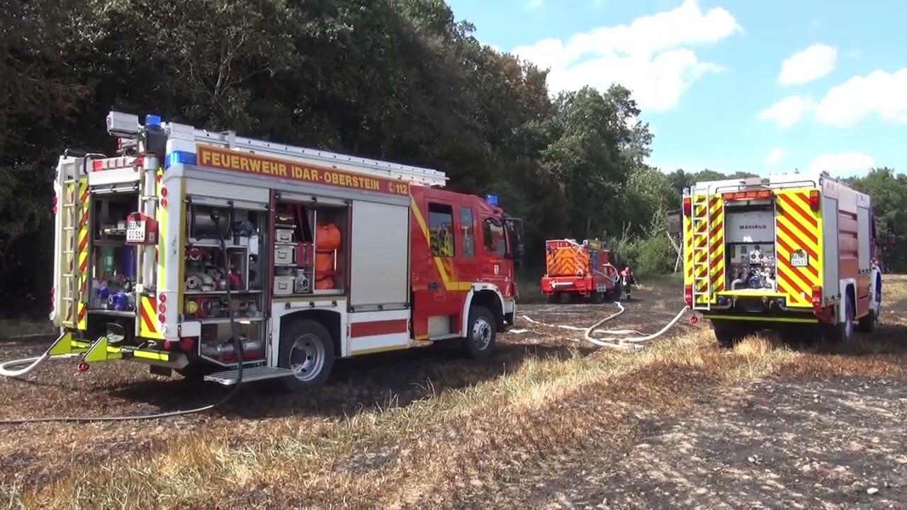 15 Hektar Getreidefeld bei Dickesbach brennen- 140 Kr&auml;fte im Einsatz
