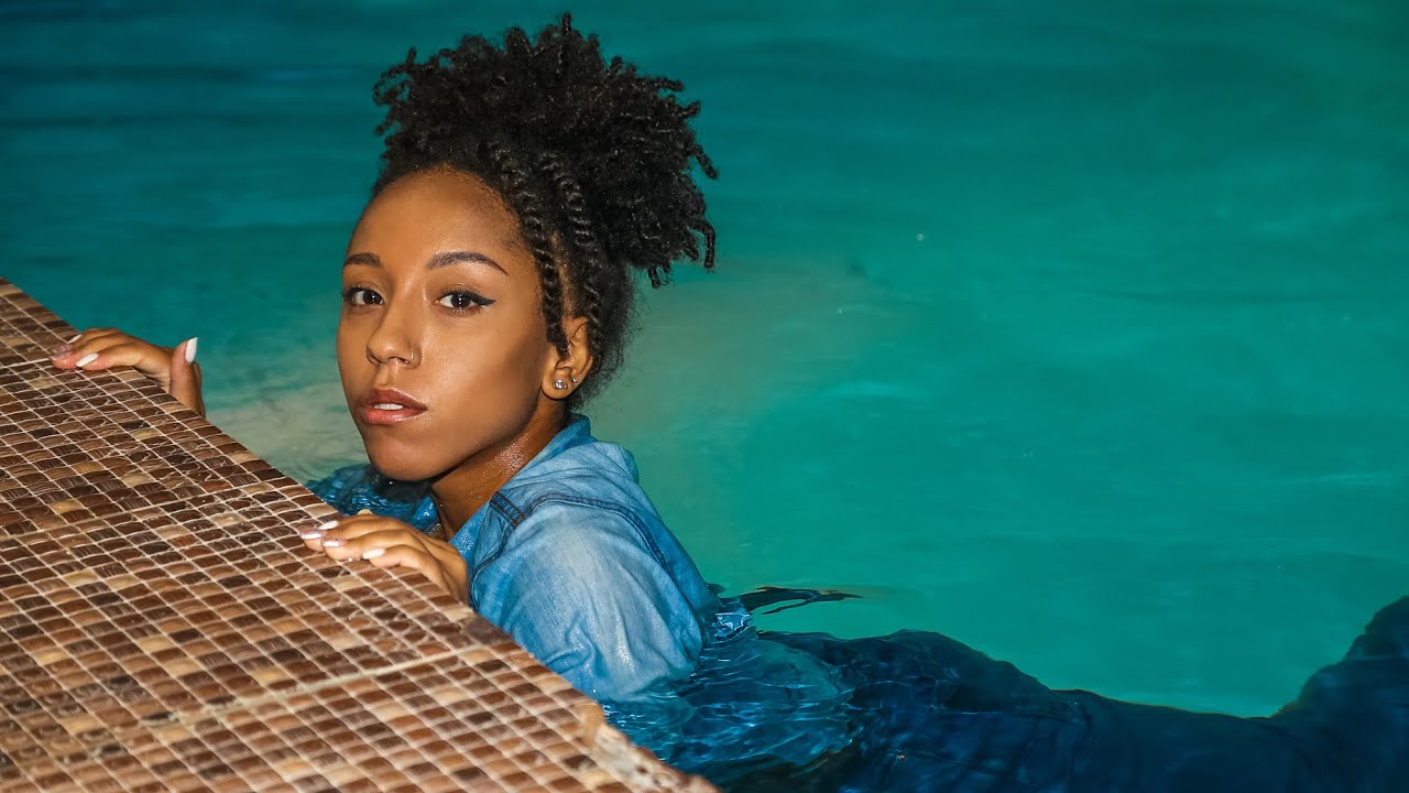 WET DENIM STYLE: BEAUTIFUL KARINA HAS A GREAT TIME AT THE POOL [WETLOOKER ID: ms-4698-karina1]