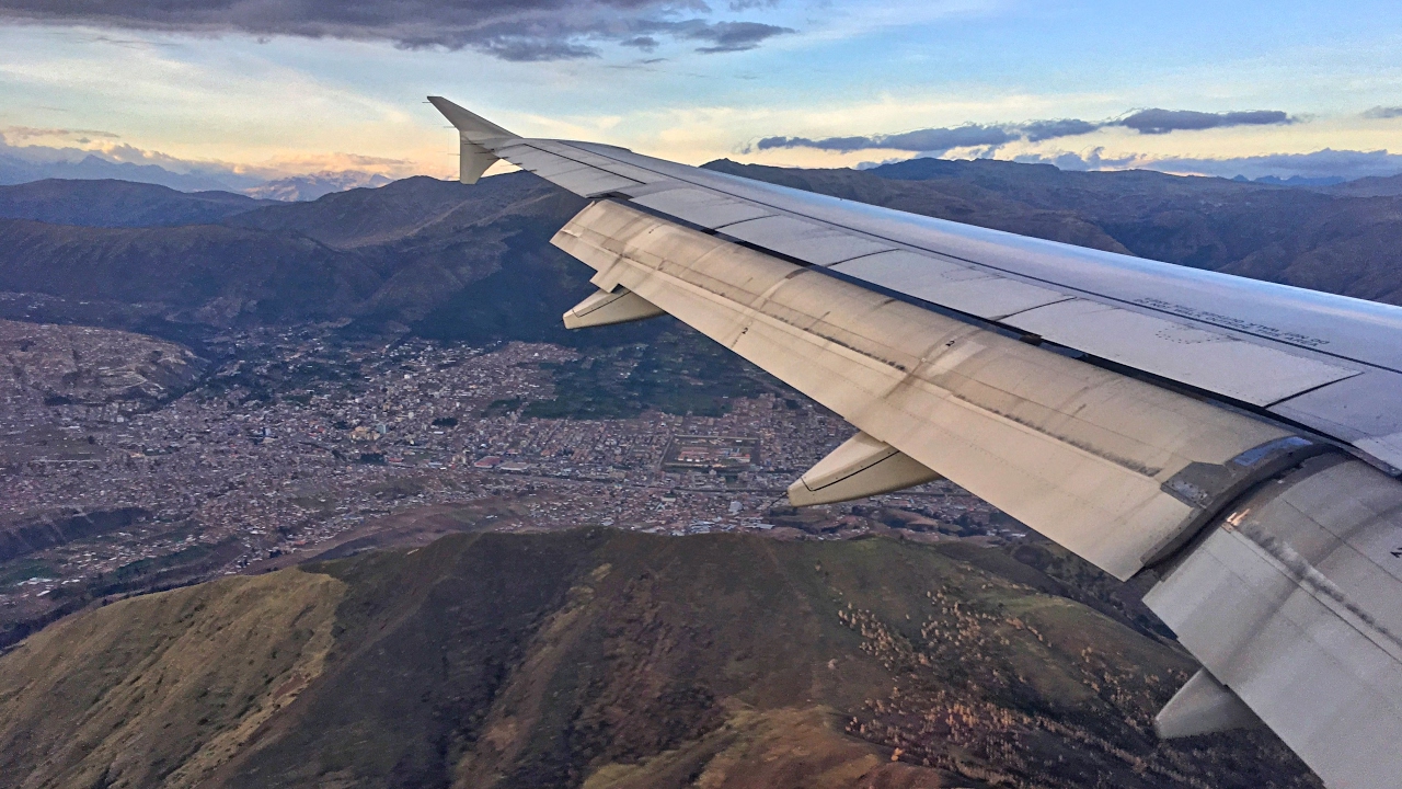 DANGEROUS APPROACH!! | LATAM Airbus A319 Landing in Cusco Peru!