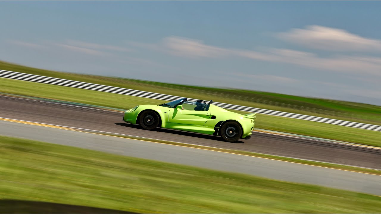 The Scandal Lotus Elise S1 takes on Anglesey (Trac Mon) - spin off on final lap!
