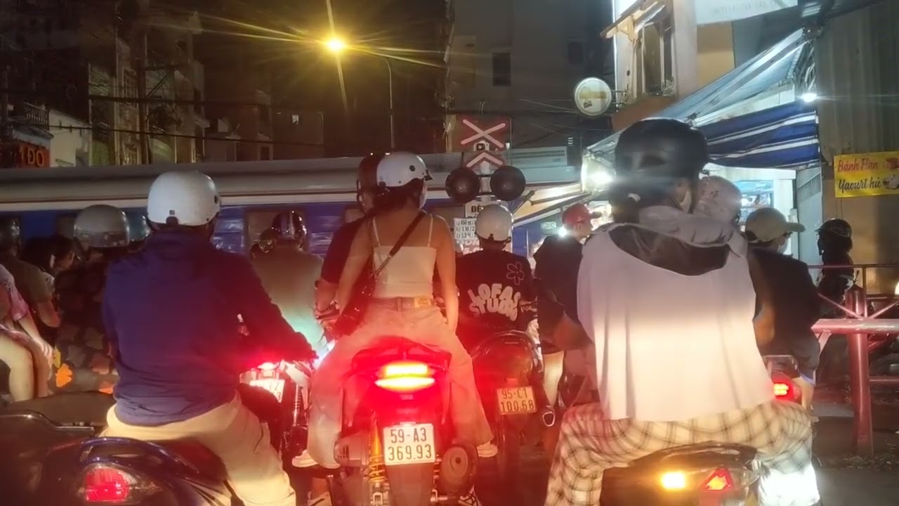 Chắn Đỗ Thị Lời có rất nhiều tàu hoả chạy qua(phần1)