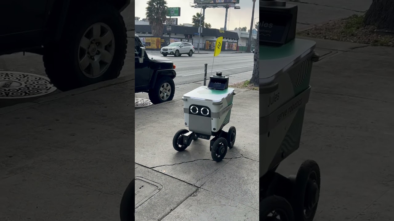 Little food delivery robots in LA&hellip; they are so cute 🥹 #losangeles #california #robotics