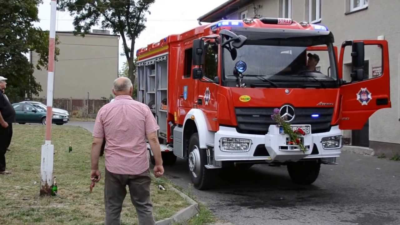 . . . . . symboliczne poświęcenie autka OSP Woźniki