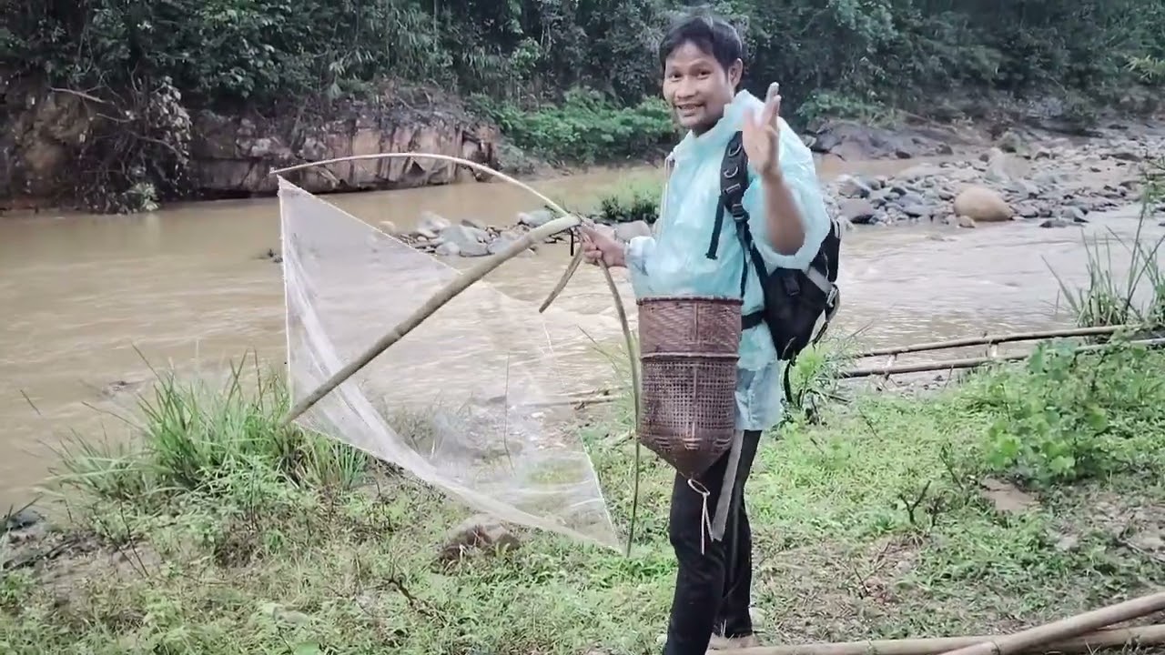 Mưa to lại rà suối bắt cá 