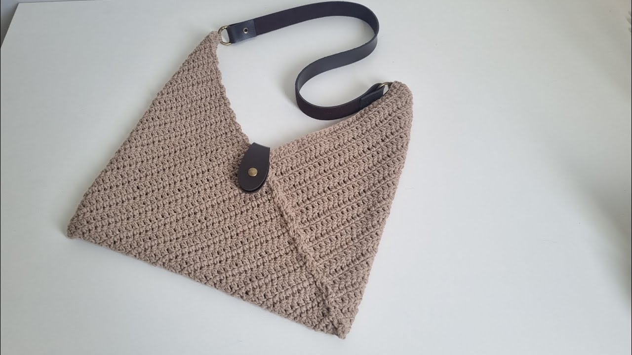 Bolsa de crochê feita a partir  de um retângulo. 