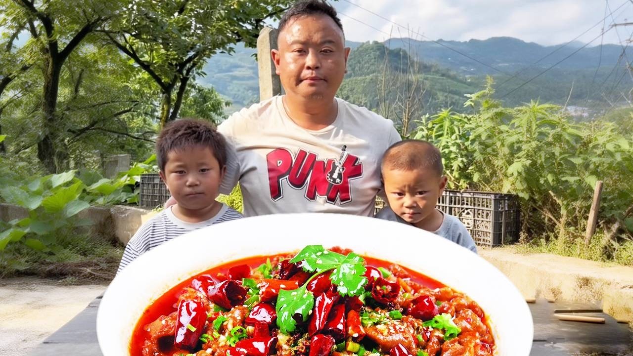 爸爸干活太辛苦，儿子心疼的赶忙为爸爸分担，帮着爸爸去地里割白菜！！