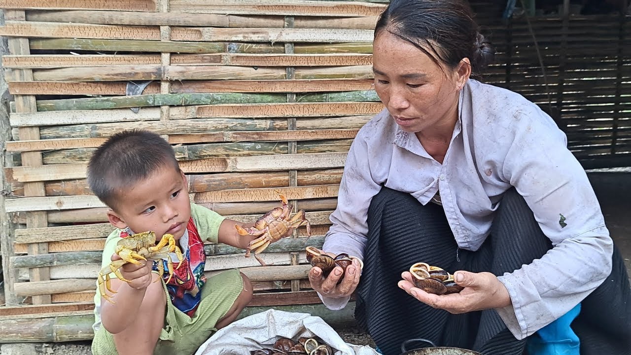 Single mother: Grow pineapples and collect wild snails