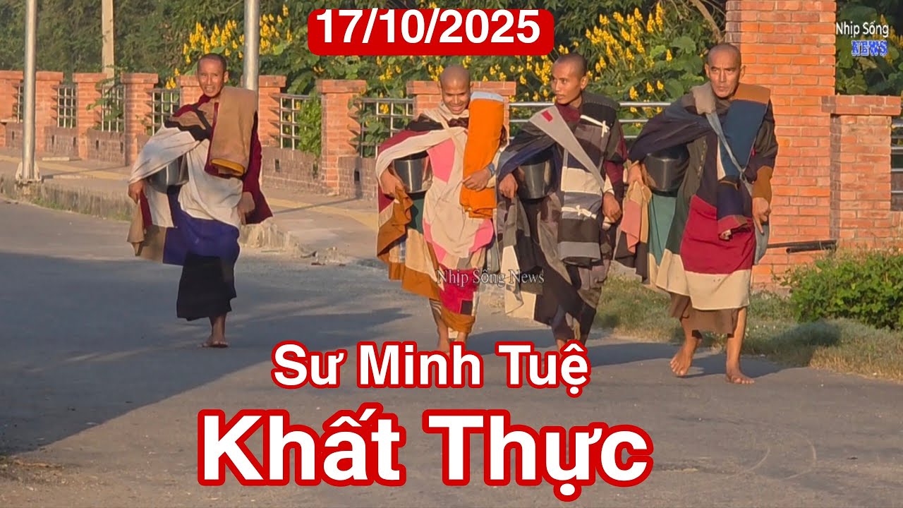 Sư Minh Tuệ và sư Nhỏ khất thực ngoài đường nhà dân sáng 17/10/25